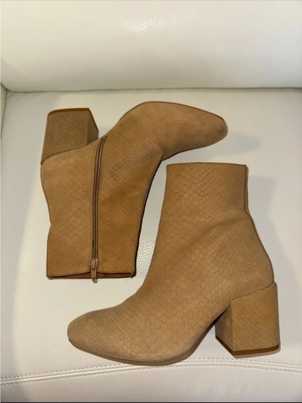 FREE PEOPLE WOMEN’S TAN SUEDE BLOCK HEEL ANKLE BOOTS